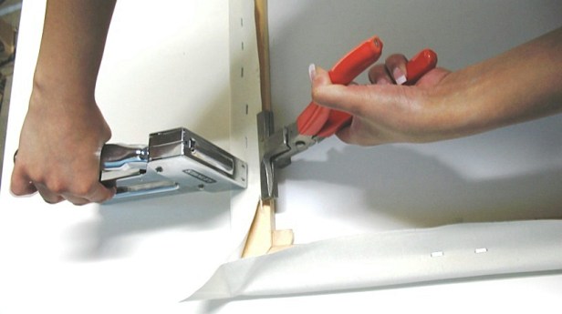 Using canvas pliers. Image courtesy pinterest/jesseagay