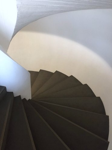 Inner staircase, Museu de Arte Contemporânea (MAC) de Niterói, in the region of Rio de Janeiro, Brazil. Photo: Kelise Franclemont.